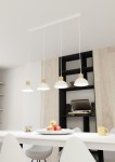 Lampa wisząca Seco 4xE27 w białym kolorze z jasnodrewnianymi elementami. Cztery klosze w kształcie misek zawieszone na białych kablach. Ujęcie frontalne, lampa umieszczona nad białym stołem w nowoczesnym wnętrzu z ciemnym regałem w tle.