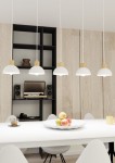 Lampa wisząca Seco z pięcioma kloszami E27 w kolorze białym i jasnym drewnie. Zawieszona na długich, białych przewodach, idealna do nowoczesnych wnętrz. Widoczna w aranżacji nad stołem, w otoczeniu owoców i sprzętu audio.