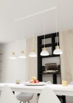 Lampa wisząca Seco z pięcioma kloszami E27, biała z elementami jasnego drewna, zawieszona na białym przewodzie. Widok z góry, w aranżacji kuchennej z białym stołem i dekoracyjną misą z owocami. Tło w jasnych odcieniach, z czarnymi regałami.
