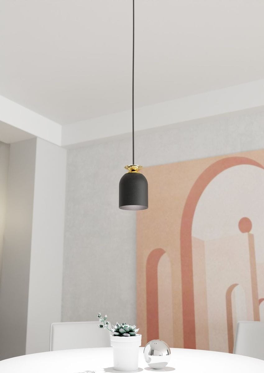 Lampa wisząca Target 1xE27 w kolorze czarnym z złotym wykończeniem, zawieszona na długim przewodzie, z cylindrycznym kloszem. Widoczna w nowoczesnym wnętrzu z minimalistycznym stołem i dekoracjami. Tło w jasnych odcieniach z abstrakcyjnym wzorem.