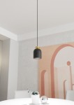 Lampa wisząca Target 1xE27 w kolorze czarnym z złotym wykończeniem, zawieszona na długim przewodzie, z cylindrycznym kloszem. Widoczna w nowoczesnym wnętrzu z minimalistycznym stołem i dekoracjami. Tło w jasnych odcieniach z abstrakcyjnym wzorem.