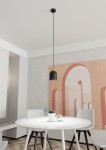 Lampa wisząca Target 1xE27 w kolorze czarnym z złotymi detalami, zawieszona na długim przewodzie. Widok z dołu na lampę, umiejscowioną nad okrągłym, białym stołem w minimalistycznym wnętrzu. Tło z delikatnym muralem w odcieniach różu i beżu.