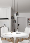 Lampa wisząca Target 3xE27 w kolorze czarnym i złotym, z trzema cylindrycznymi kloszami, zawieszona na długich przewodach. Zdjęcie przedstawia lampa nad okrągłym białym stołem w nowoczesnej kuchni, z jasnym tłem i minimalistycznym wystrojem.