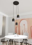 Lampa wisząca Target z trzema kloszami w kolorze czarnym z złotymi detalami. Klosze mają okrągły kształt i są zawieszone na czarnych przewodach. Umieszczona w jasnym, minimalistycznym wnętrzu z białym okrągłym stołem i krzesłami.