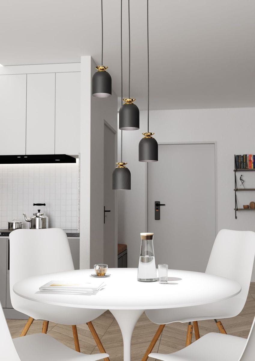 Lampa wisząca Target 4xE27 w kolorze czarnym ze złotymi detalami, zawieszona na długich przewodach. Wisi na wysokości nad okrągłym stołem w jasnym wnętrzu kuchennym, z białymi krzesłami i minimalistycznym wystrojem.