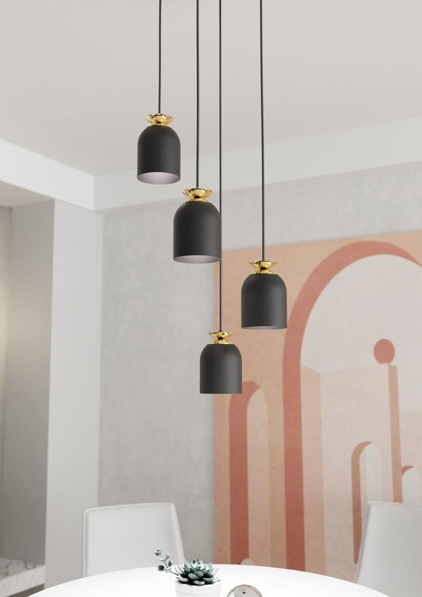 Lampa wisząca Target 4xE27 w kolorze czarnym z złotymi detalami. Cztery klosze w kształcie dzwonu zawieszone na długich kablach, w aranżacji nad okrągłym stołem. Tło w stonowanych odcieniach z geometrycznym wzorem.