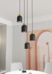Lampa wisząca Target 4xE27 w kolorze czarnym z złotymi detalami. Cztery klosze w kształcie dzwonu zawieszone na długich kablach, w aranżacji nad okrągłym stołem. Tło w stonowanych odcieniach z geometrycznym wzorem.