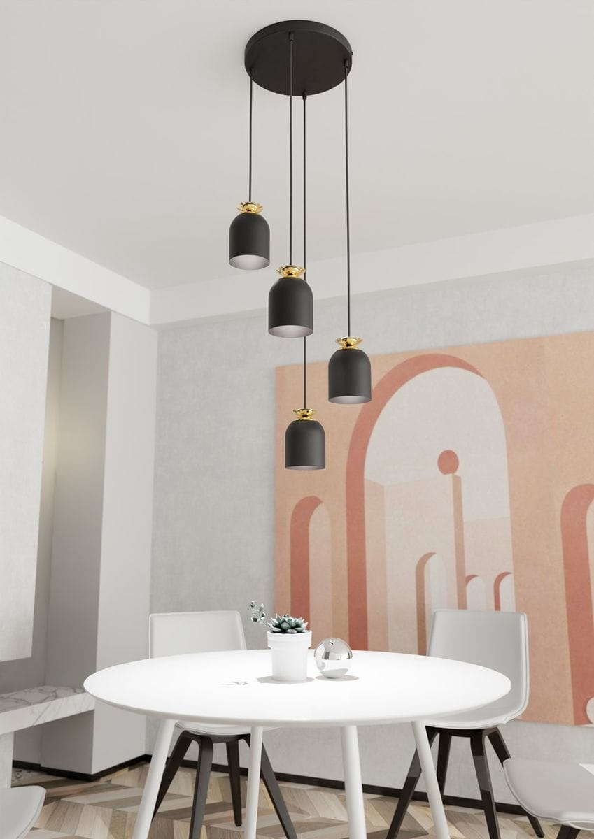 Lampa wisząca Target 4xE27 w kolorze czarnym z złotymi detalami. Cztery cylindryczne klosze zawieszone na długich przewodach, umieszczone na okrągłej podstawie sufitowej. Tło jasne, z dekoracyjnym wzorem w odcieniach różu.