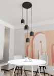 Lampa wisząca Target 4xE27 w kolorze czarnym z złotymi detalami. Cztery cylindryczne klosze zawieszone na długich przewodach, umieszczone na okrągłej podstawie sufitowej. Tło jasne, z dekoracyjnym wzorem w odcieniach różu.