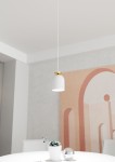 Lampa wisząca Target z białym kloszem i złotym detalem montażowym, zawieszona na cienkim przewodzie. Klosz ma kształt stożka z otwartym dnem. Tło prostego wnętrza z subtelnymi wzorami w odcieniach różu.