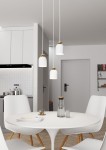 Lampa wisząca Target 3xE27 w kolorze białym i złotym, z trzema kloszami o kształcie stożkowym, zawieszona na białych linkach, w nowoczesnej kuchni z okrągłym stołem i białymi krzesłami. Tło jasne, minimalistyczne.