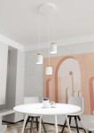 Lampa wisząca Target 3xE27 w kolorze białym z złotymi detalami. Składa się z trzech lamp o cylindrycznym kształcie, zawieszonych na białych linkach. Montaż sufitowy, umieszczona nad okrągłym stołem w nowoczesnym wnętrzu.
