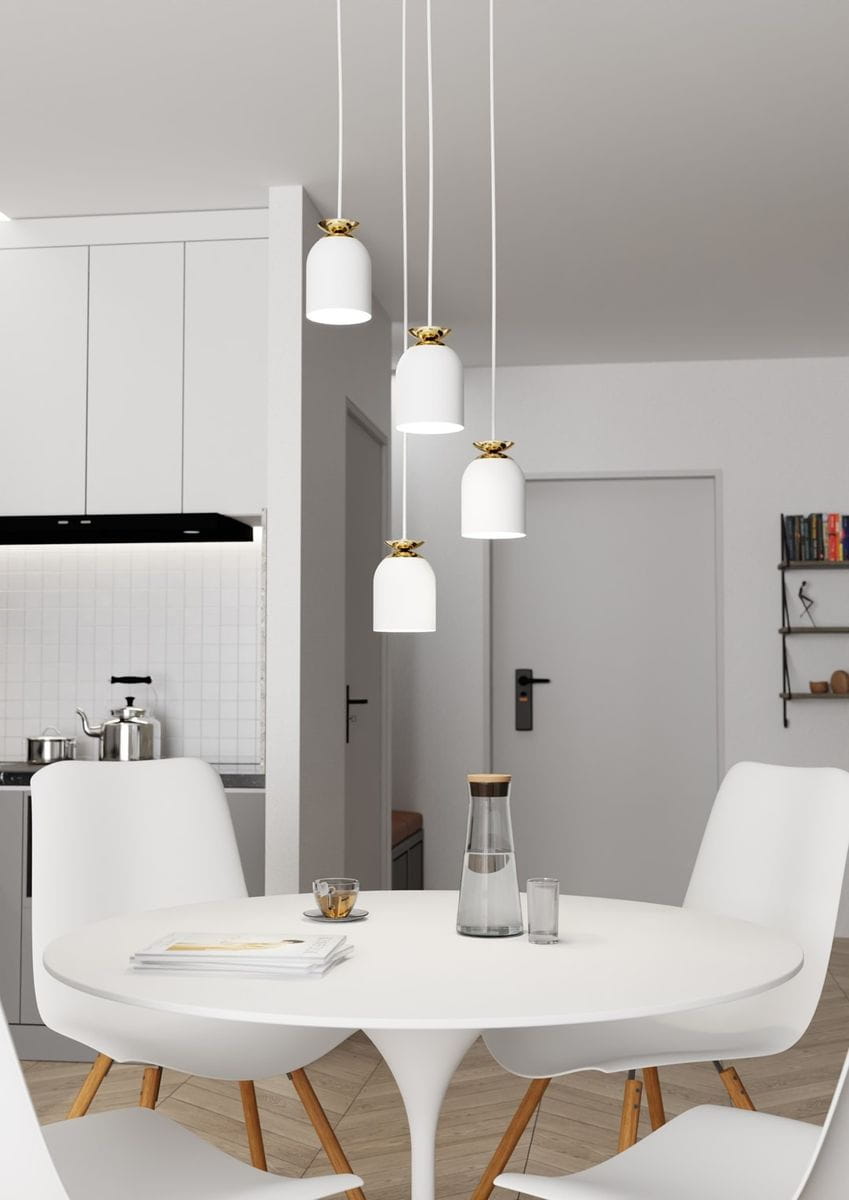 Lampa wisząca Target 4xE27 w kolorze białym z złotymi detalami, zawieszona na długich sznurach. Cztery cylindryczne klosze o matowej powierzchni, umieszczone w równych odstępach, w nowoczesnej kuchni z jasnym tłem i okrągłym stołem.