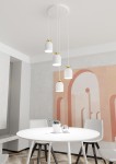 Lampa wisząca Target 4xE27 w kolorze białym i złotym, z czterema okrągłymi kloszami zawieszonymi na białych linkach. Klosze mają złote elementy u góry. Produkt umieszczony nad okrągłym, białym stołem w nowoczesnym wnętrzu.