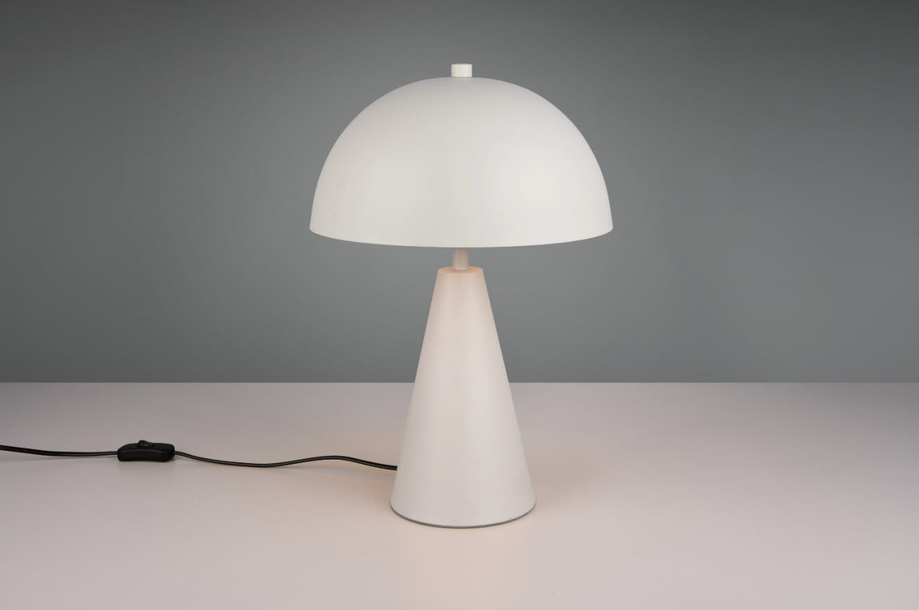 Szara lampa stołowa Alfie z kloszem w kształcie półkuli i stożkowatą podstawą. Ujęcie frontalne, lampa stoi na jasnym blacie, z widocznym kablem z włącznikiem. Idealna do nowoczesnych wnętrz.