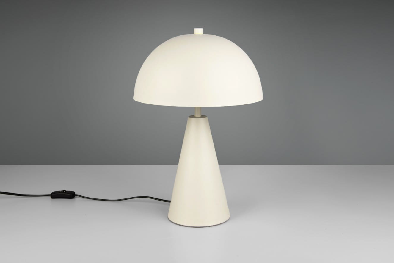 Lampa stołowa Alfie w kolorze szarym z kloszem w kształcie półkuli na stożkowej podstawie. Ujęcie frontalne, widoczny przewód z włącznikiem. Prostota formy idealna do nowoczesnych wnętrz.