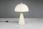 Lampa stołowa Alfie w kolorze szarym z kloszem w kształcie półkuli na stożkowej podstawie. Ujęcie frontalne, widoczny przewód z włącznikiem. Prostota formy idealna do nowoczesnych wnętrz.