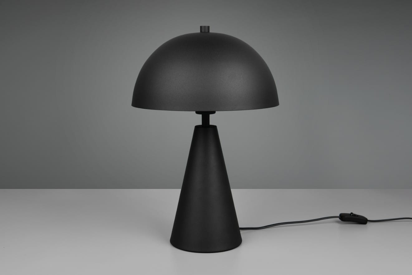 Lampa stołowa Alfie w kolorze czarnym z metalowym kloszem w kształcie półkuli i stożkowatą podstawą. Ujęcie frontalne, na jednolitym tle. Widoczny kabel z włącznikiem. Przeznaczona na żarówkę E27.
