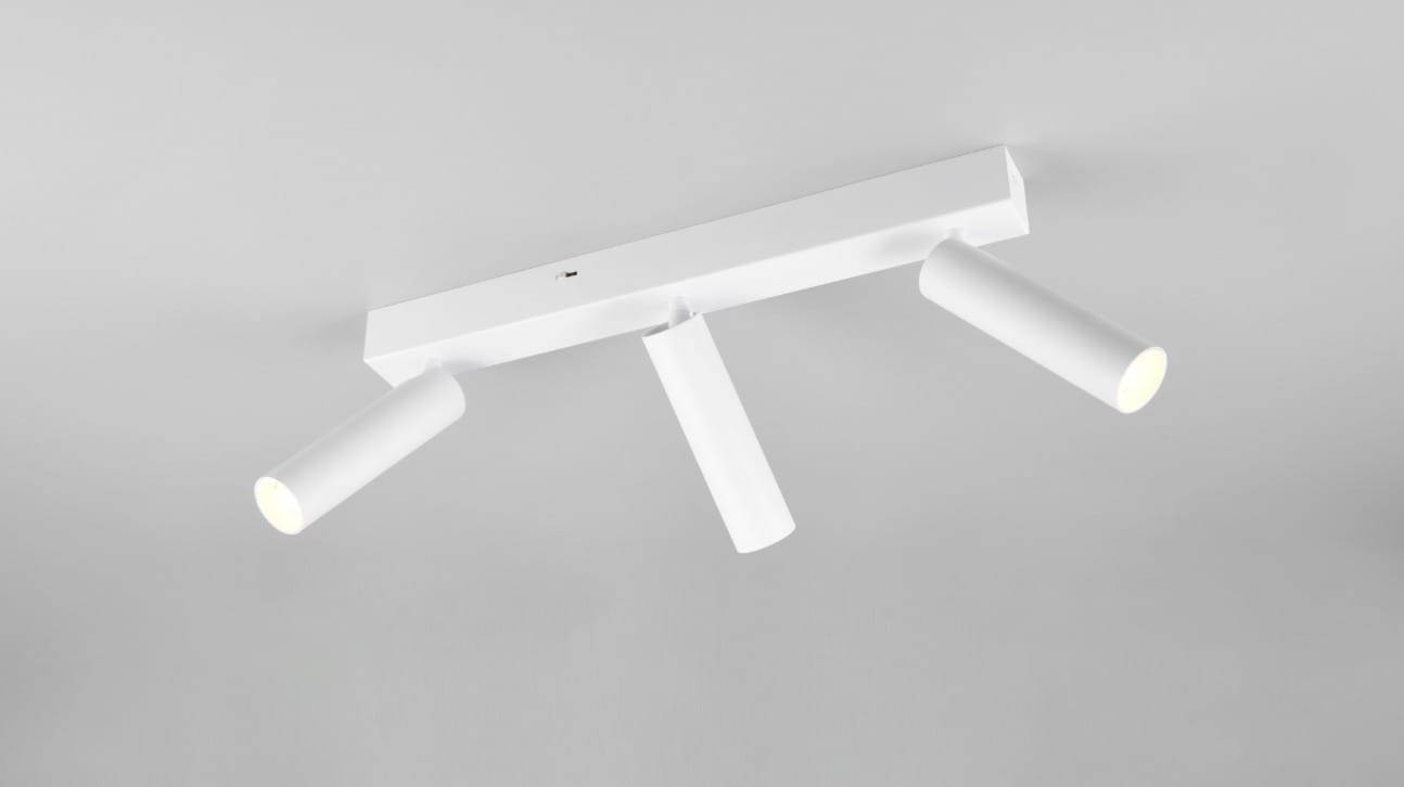Lampa sufitowa Ambala w kolorze białym z trzema regulowanymi spotami LED. Prosta, prostokątna podstawa z trzema cylindrycznymi kloszami, skierowanymi w różnych kierunkach. Idealna do oświetlenia wnętrz.