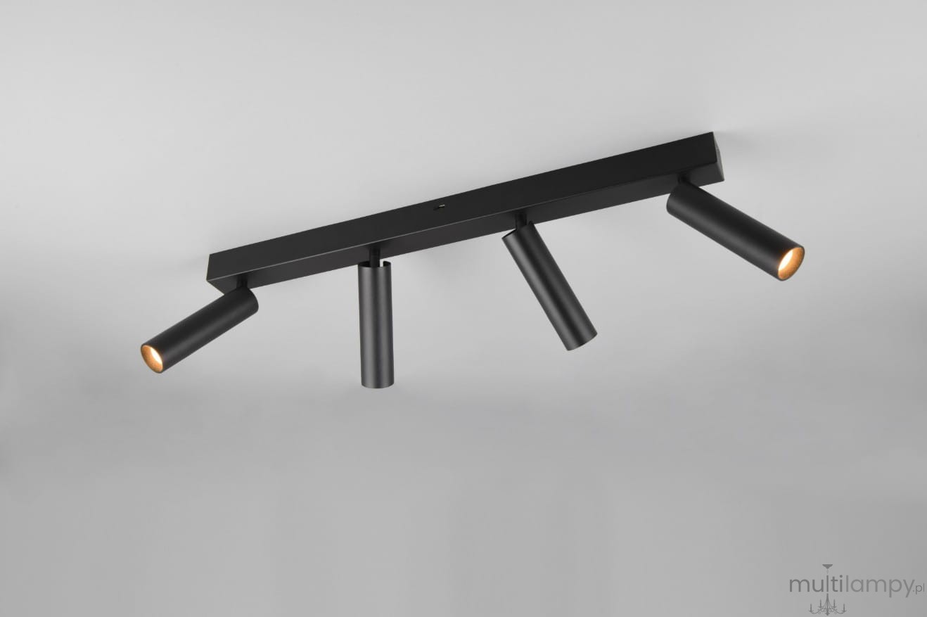 Lampa sufitowa Ambala w kolorze czarnym z czterema reflektorami LED o mocy 22W. Ujęcie z góry, produkt zamontowany na suficie, reflektory skierowane w różne strony, prostokątna podstawa.