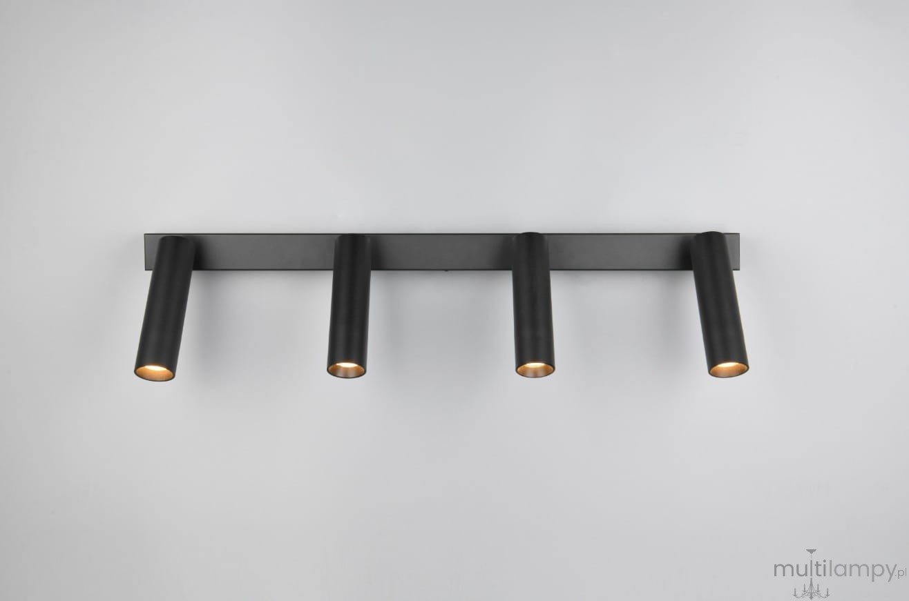 Czarna lampa sufitowa Ambala z czterema reflektorami LED o mocy 22W, zamontowana na prostokątnej, matowej podstawie. Reflektory mają cylindryczny kształt i emitują ciepłe światło, skierowane w dół. Ujęcie frontalne.