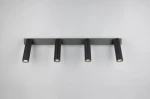Lampa sufitowa Ambala w kolorze czarnym, z czterema ruchomymi reflektorami LED, zamontowana na prostokątnej, metalowej podstawie. Ujęcie frontalne, ukazujące równą długość reflektorów.