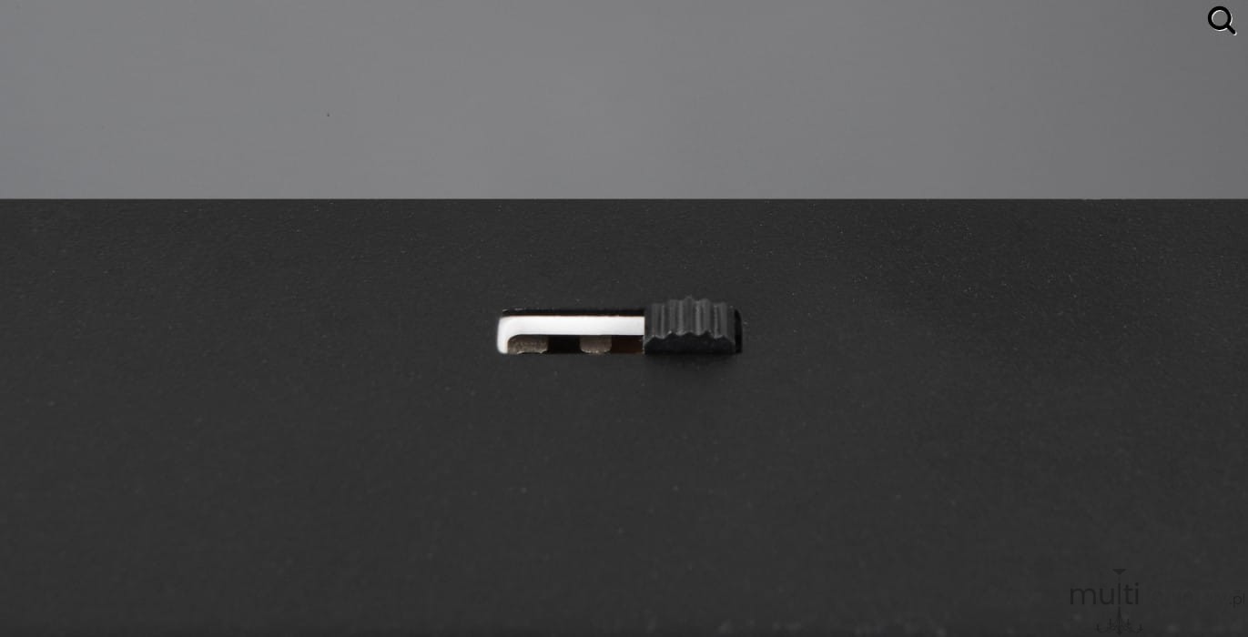 Czarna lampa sufitowa Ambala z czterema diodami LED, widok z góry. Zawiera przełącznik w kolorze czarnym i srebrnym, umieszczony na obudowie. Prosta, matowa powierzchnia wykonana z metalu.