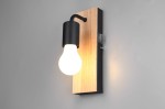 Kinkiet Arturo z czarnym metalowym kloszem i jasnym drewnianym tłem. Montowany na ścianie, z widoczną żarówką E27. Prosty design, idealny do nowoczesnych wnętrz. Tło w neutralnym kolorze szarym.