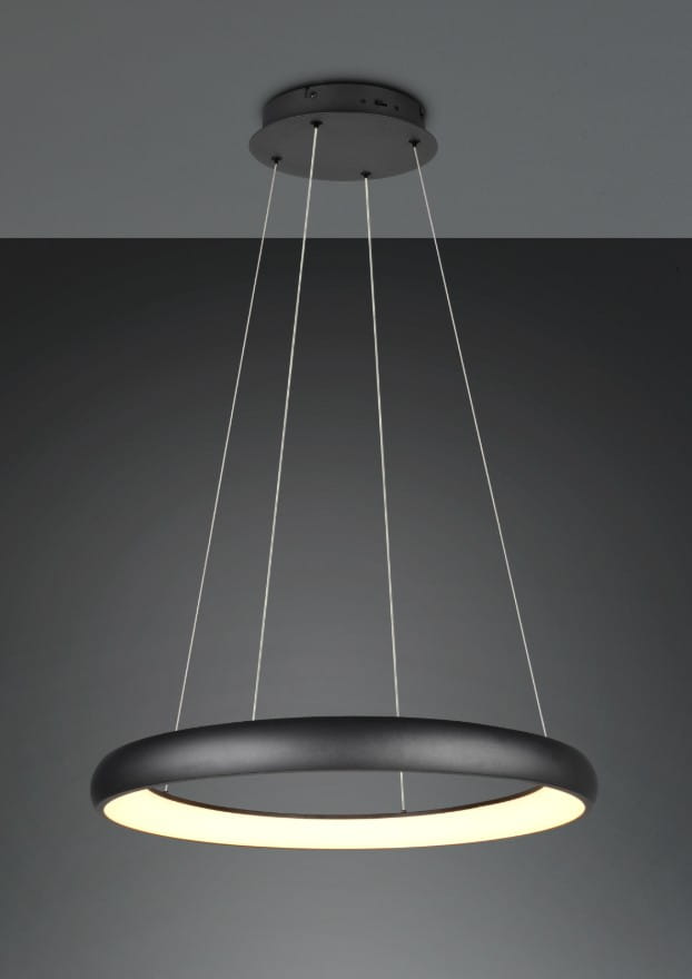 Lampa wisząca Cardona w kolorze czarnym, z okrągłym, matowym kloszem LED o średnicy 59 cm. Zawieszona na cienkich linkach, emituje ciepłe światło. Ujęcie frontalne, na jednolitym tle.