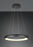 Lampa wisząca Cardona w kolorze czarnym, z okrągłym, matowym kloszem LED o średnicy 59 cm. Zawieszona na cienkich linkach, emituje ciepłe światło. Ujęcie frontalne, na jednolitym tle.