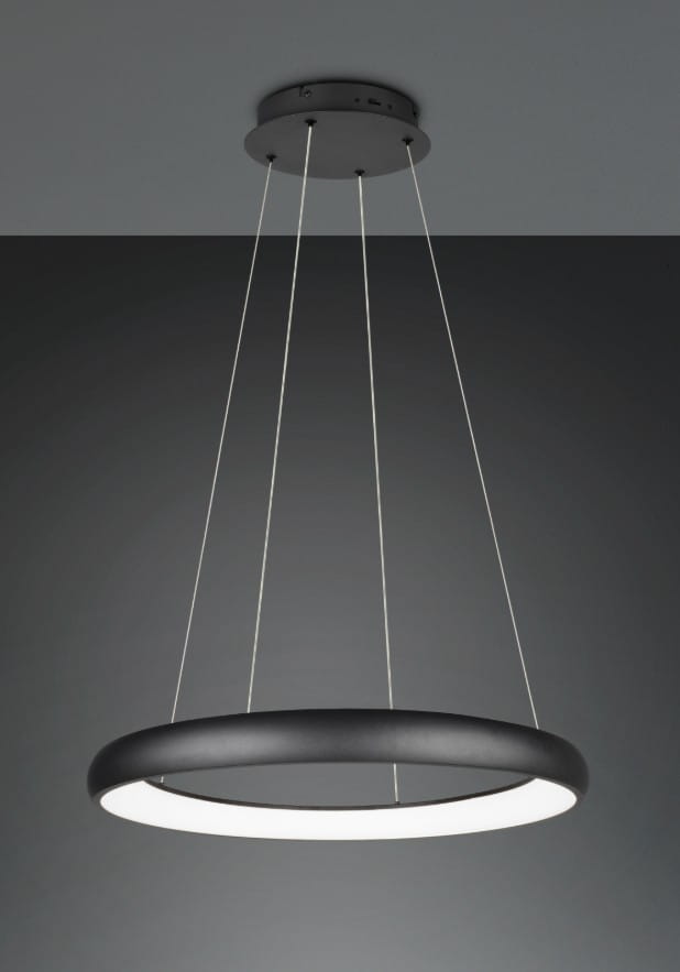 Lampa wisząca Cardona w kolorze czarnym, o okrągłym kształcie. Posiada jeden źródło światła LED o mocy 59W. Zawieszona na cienkich linkach, montowana do sufitu. Zewnętrzna obręcz matowa, wewnętrzna część emitująca światło w odcieniu ciepłej bieli.