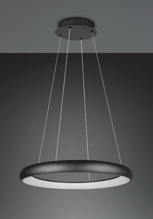 Lampa wisząca Cardona w kolorze czarnym, z okrągłym kloszem LED o średnicy zewnętrznej, zawieszona na cienkich linkach. Montaż sufitowy, minimalistyczny design, oświetlenie CCT. Tło ciemne, podkreślające formę lampy.