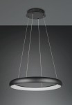 Lampa wisząca Cardona w kolorze czarnym, z okrągłym kloszem LED o średnicy zewnętrznej, zawieszona na cienkich linkach. Montaż sufitowy, minimalistyczny design, oświetlenie CCT. Tło ciemne, podkreślające formę lampy.