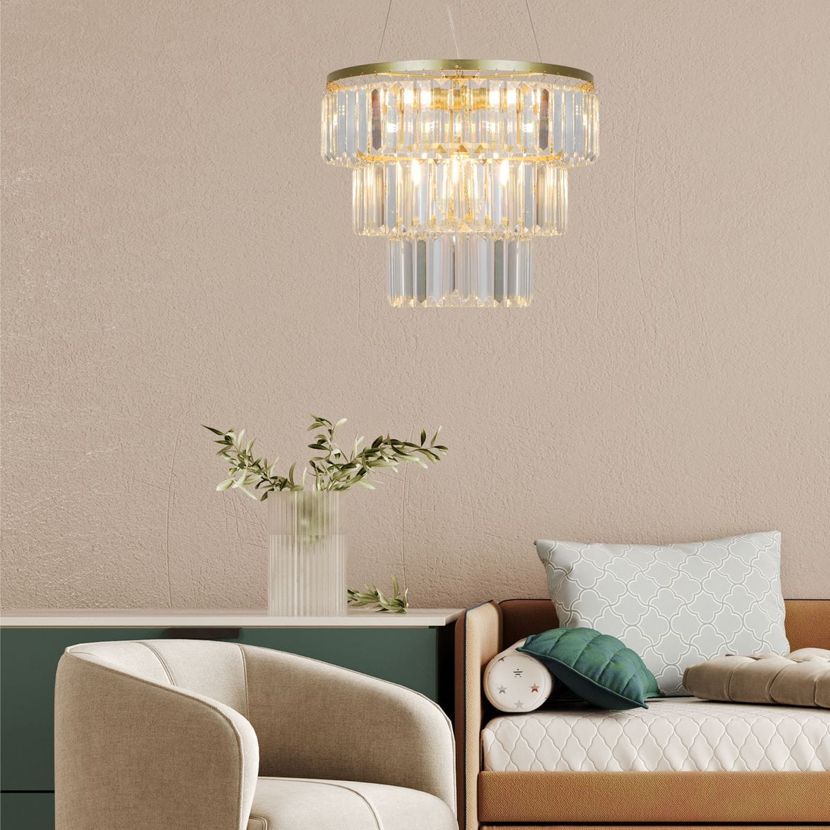 Lampa wisząca Tiffany 4xE14 w kolorze złotym, z wieloma przezroczystymi kloszami w kształcie prostokątów, zawieszona nad sofą. Oświetlenie w eleganckim, nowoczesnym stylu, umieszczone w jasnym wnętrzu.