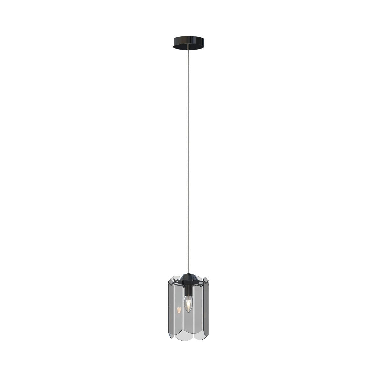 Lampa wisząca Nira w kolorze czarnym z chromowanymi elementami, z pojedynczym źródłem światła E14. Klosz o cylindrycznym kształcie, z przezroczystymi, teksturowanymi panelami. Ujęcie frontalne, zawieszona na cienkim przewodzie. Tło białe.