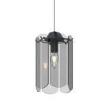 Lampa wisząca Nira w kolorze czarnym z chromowanymi akcentami, z przezroczystymi, prostokątnymi kloszami. Zawieszona na cienkim kablu, z widoczną żarówką E14 w centralnym miejscu. Klosze mają zaokrąglone krawędzie, tworząc elegancki wygląd.