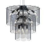 Lampa wisząca Nira z 14 miejscami na żarówki E14, w kolorze czarnym i chromowanym. Posiada metalową konstrukcję z przezroczystymi kloszami, układającymi się w warstwy. Ujęcie z góry, eksponujące detale lampy oraz jej nowoczesny design.