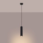 Lampa wisząca Karbon 1 w kolorze czarnym, z pojedynczym źródłem światła GU10. Charakteryzuje się cylindrycznym kształtem z poziomymi żłobieniami. Zawieszona na cienkim przewodzie, emitująca światło w dół, na jednolitym tle.