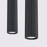 Lampa wisząca Karbon 2 w kolorze czarnym, z dwoma cylindrycznymi kloszami o teksturowanej powierzchni. Klosze z oprawkami GU10, zawieszone w dół, prezentujące minimalistyczny design. Tło jasne, podkreślające elegancję lampy.
