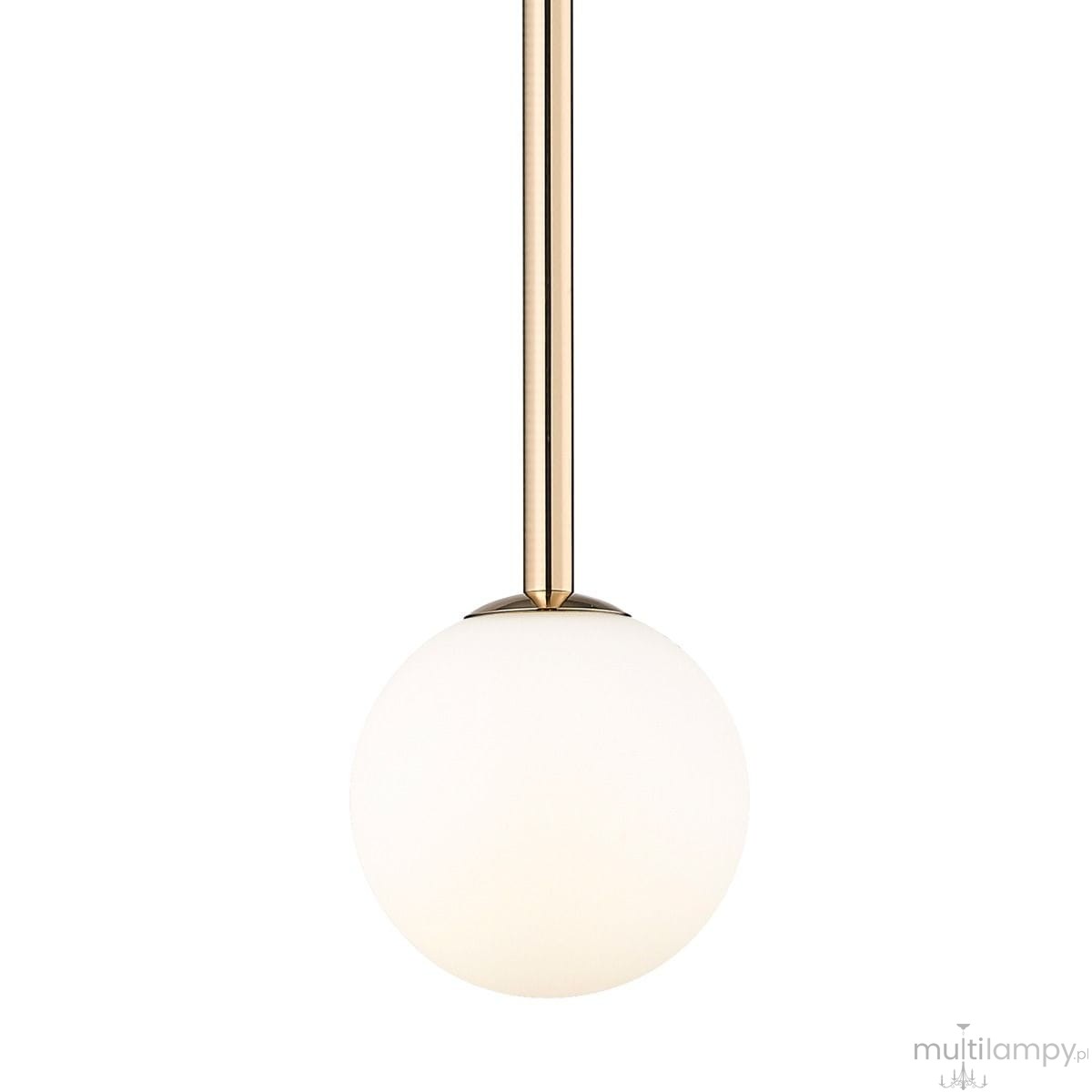 Lampa wisząca Arcturus z złotym metalowym uchwytem i białą, okrągłą, matową szklaną kloszem. Ujęcie frontalne, lampa wisi na smukłym, prostym wysięgniku. Idealna do nowoczesnych wnętrz.