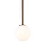 Lampa wisząca Arcturus z złotym metalowym uchwytem i białą, okrągłą, matową szklaną kloszem. Ujęcie frontalne, lampa wisi na smukłym, prostym wysięgniku. Idealna do nowoczesnych wnętrz.