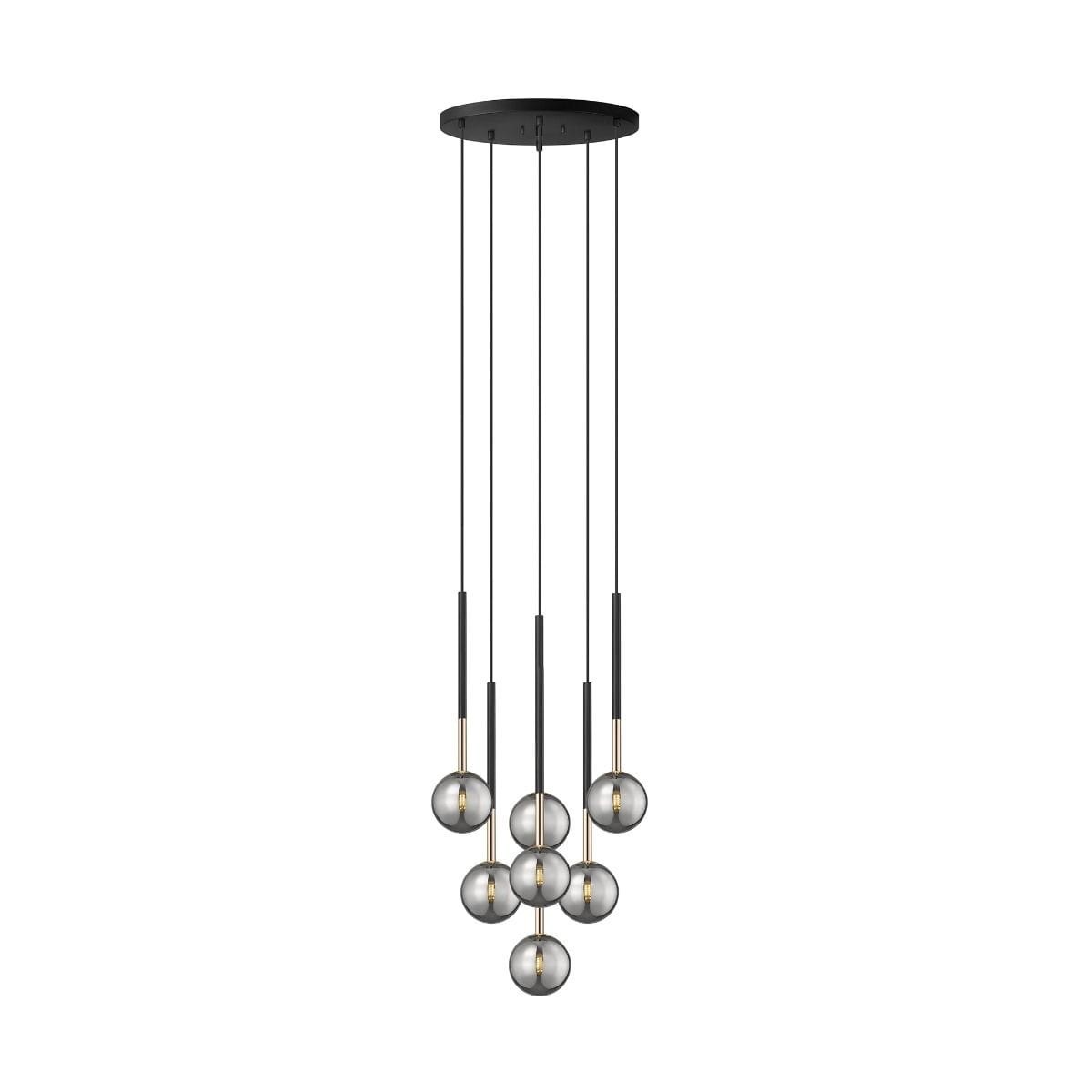 Lampa wisząca Arcturus z siedmioma źródłami światła G9, w kolorze czarnym i złotym. Okrągłe klosze w szklanym wykończeniu zawieszone na różnych wysokościach, z cienkimi, czarnymi przewodami. Montowana na okrągłej podstawie sufitowej.