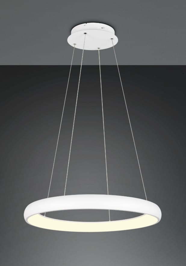 Lampa wisząca Cardona z białym, okrągłym kloszem LED, zawieszona na cienkich linkach. Wyposażona w źródło światła o mocy 59W, zamontowana na okrągłej podstawie sufitowej. Tło ciemnoszare, podkreślające elegancki design lampy.