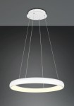 Lampa wisząca Cardona z białym, okrągłym kloszem LED, zawieszona na cienkich linkach. Wyposażona w źródło światła o mocy 59W, zamontowana na okrągłej podstawie sufitowej. Tło ciemnoszare, podkreślające elegancki design lampy.