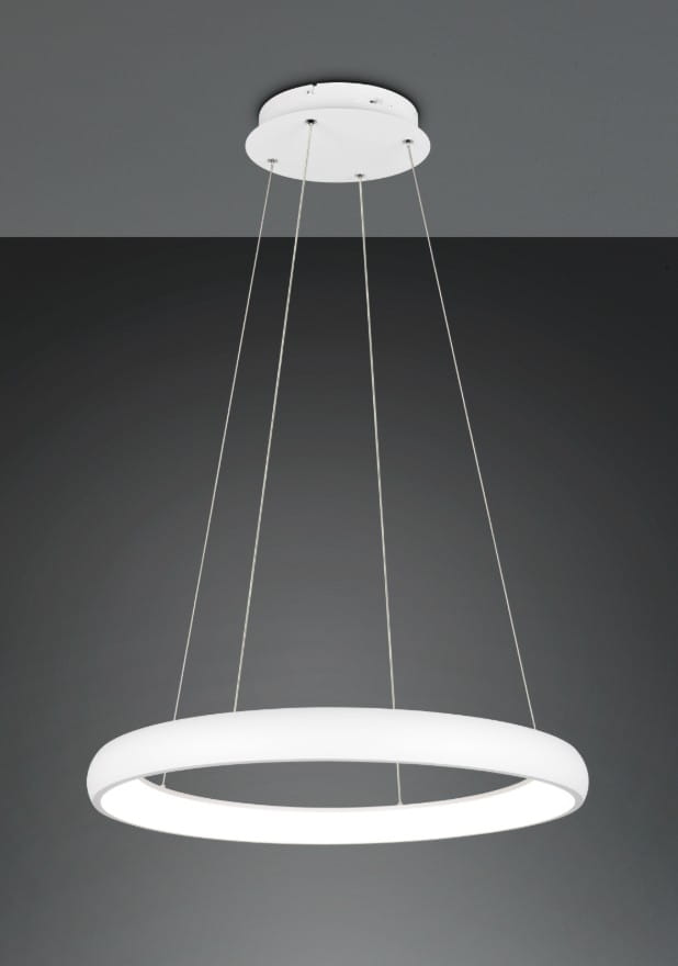 Lampa wisząca Cardona w kształcie okręgu, biała, z jednym źródłem LED o mocy 59W. Zawieszona na cienkich sznurkach, montowana do sufitu. Prosty, nowoczesny design na ciemnym tle.