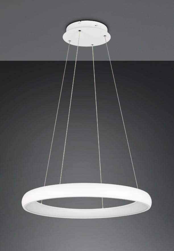 Lampa wisząca Cardona w kolorze białym, z okrągłym kloszem LED o mocy 59W, zawieszona na cienkich linkach. Widoczna jest płaska, minimalistyczna konstrukcja. Ujęcie z dołu, na jednolitym ciemnym tle.
