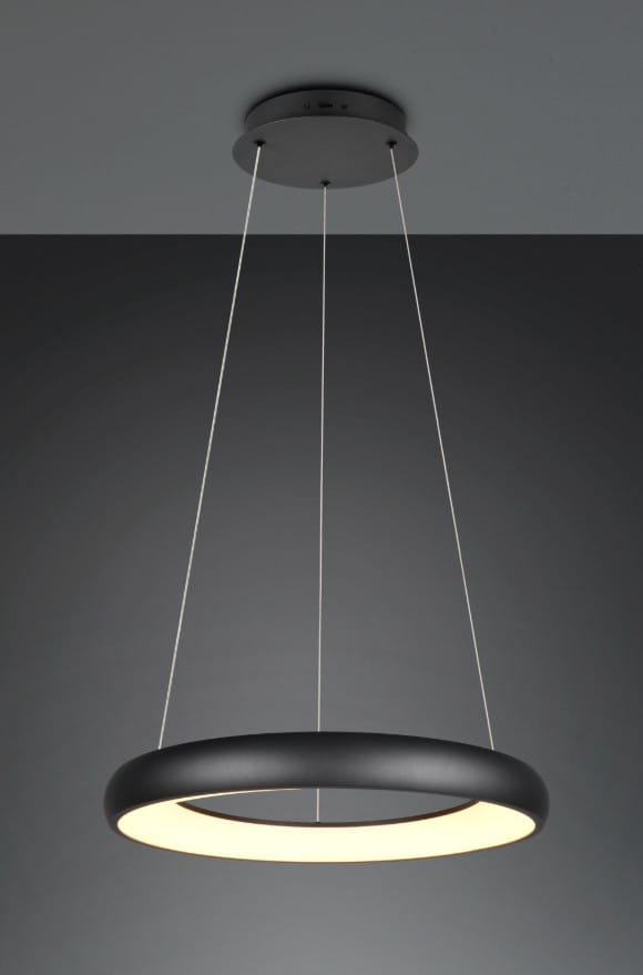 Lampa wisząca Cardona w kolorze czarnym z jedną diodą LED o mocy 38W. Okrągły kształt z matowym wykończeniem oraz białym źródłem światła, zawieszona na cienkich linkach, montowana pod sufitem. Tło ciemne, minimalistyczne.