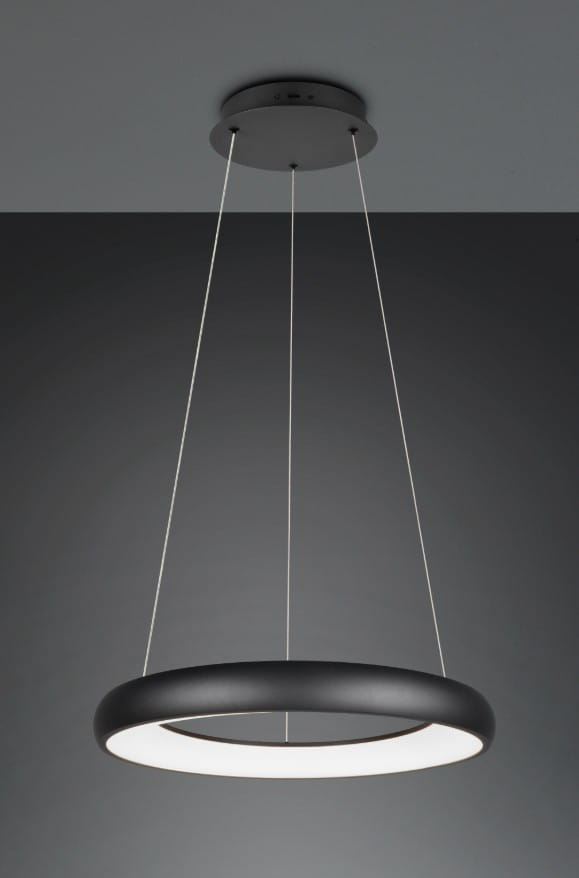 Lampa wisząca Cardona w kolorze czarnym, z okrągłym kloszem LED o mocy 38W, zawieszona na cienkich linkach. Klosz ma matową, teksturowaną powierzchnię z białym pierścieniem emitującym światło. Ujęcie z dołu.