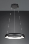 Lampa wisząca Cardona w kolorze czarnym, z okrągłym kloszem LED o mocy 38W, zawieszona na cienkich linkach. Klosz ma matową, teksturowaną powierzchnię z białym pierścieniem emitującym światło. Ujęcie z dołu.