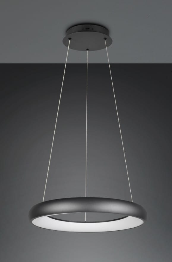 Lampa wisząca Cardona w kolorze czarnym, z okrągłym kloszem i białym wnętrzem. Zawieszona na cienkich linkach, z zamontowanym okrągłym mocowaniem sufitowym. Źródło światła LED, 38W, z funkcją zmiany temperatury barwowej.